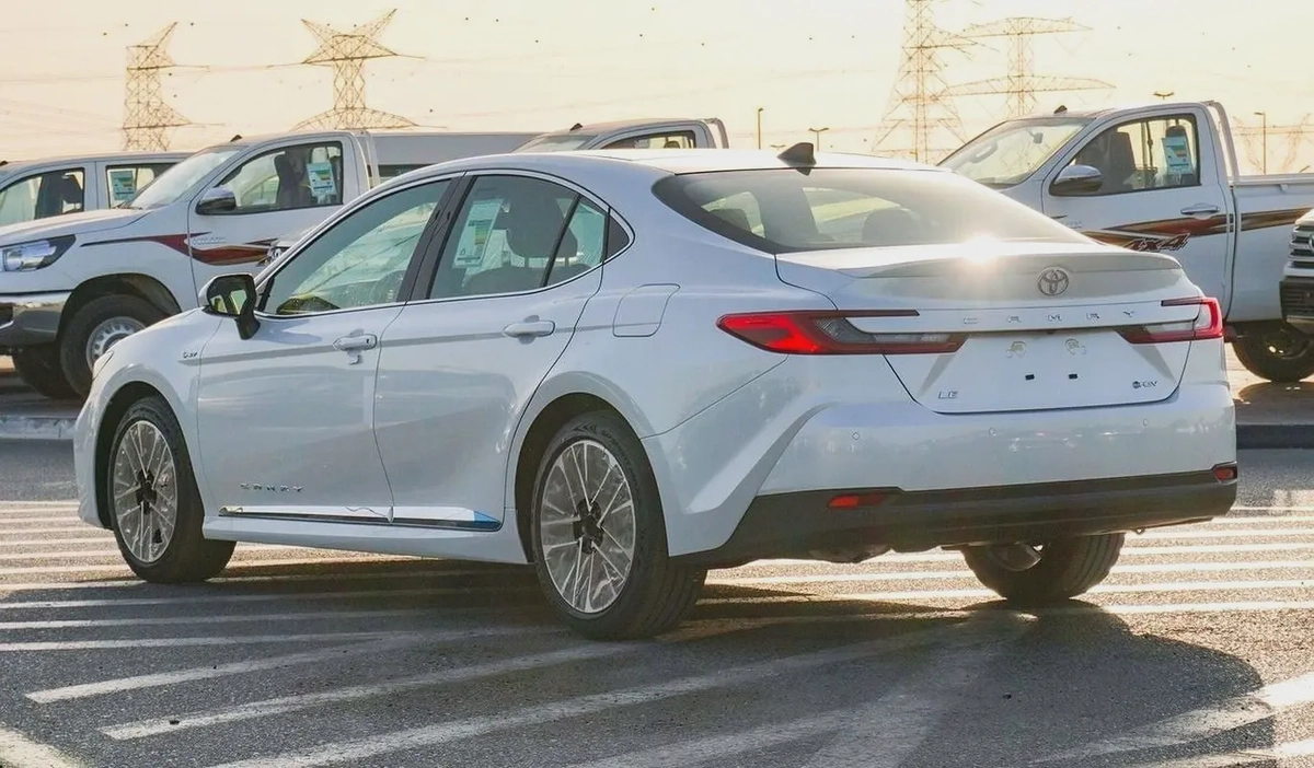 2026 - CAMRY LE 2.5L HYBRID WITH PANORAMIC ROOF - GCC-3-3