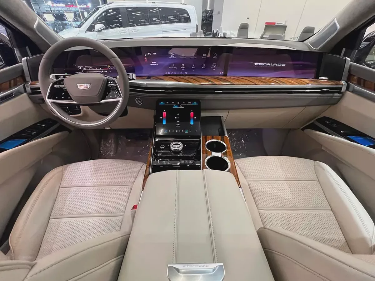 !! 2025 !! Cadillac | Escalade | ESV Platinum | GCC | Under Warranty and Service Contract-12-12