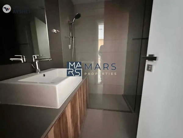 Big one bedroom with gym pool and parking