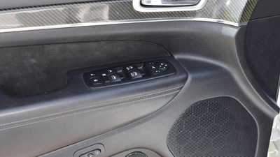Jeep Grand Cherokee SRT 6.4 L V8-10