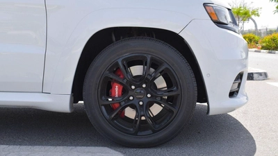 Jeep Grand Cherokee SRT 6.4 L V8-15
