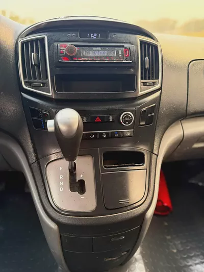 Hyundai H1 2020 GCC Specs - Reliable 9-Seater Passenger Van-11