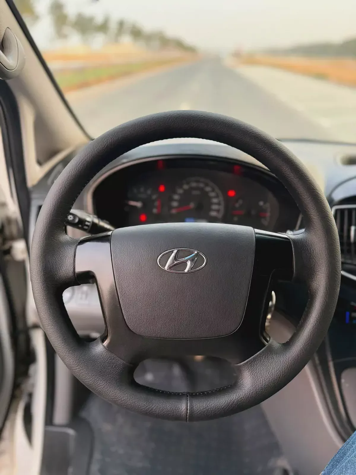 Hyundai H1 2020 GCC Specs - Reliable 9-Seater Passenger Van-10-10