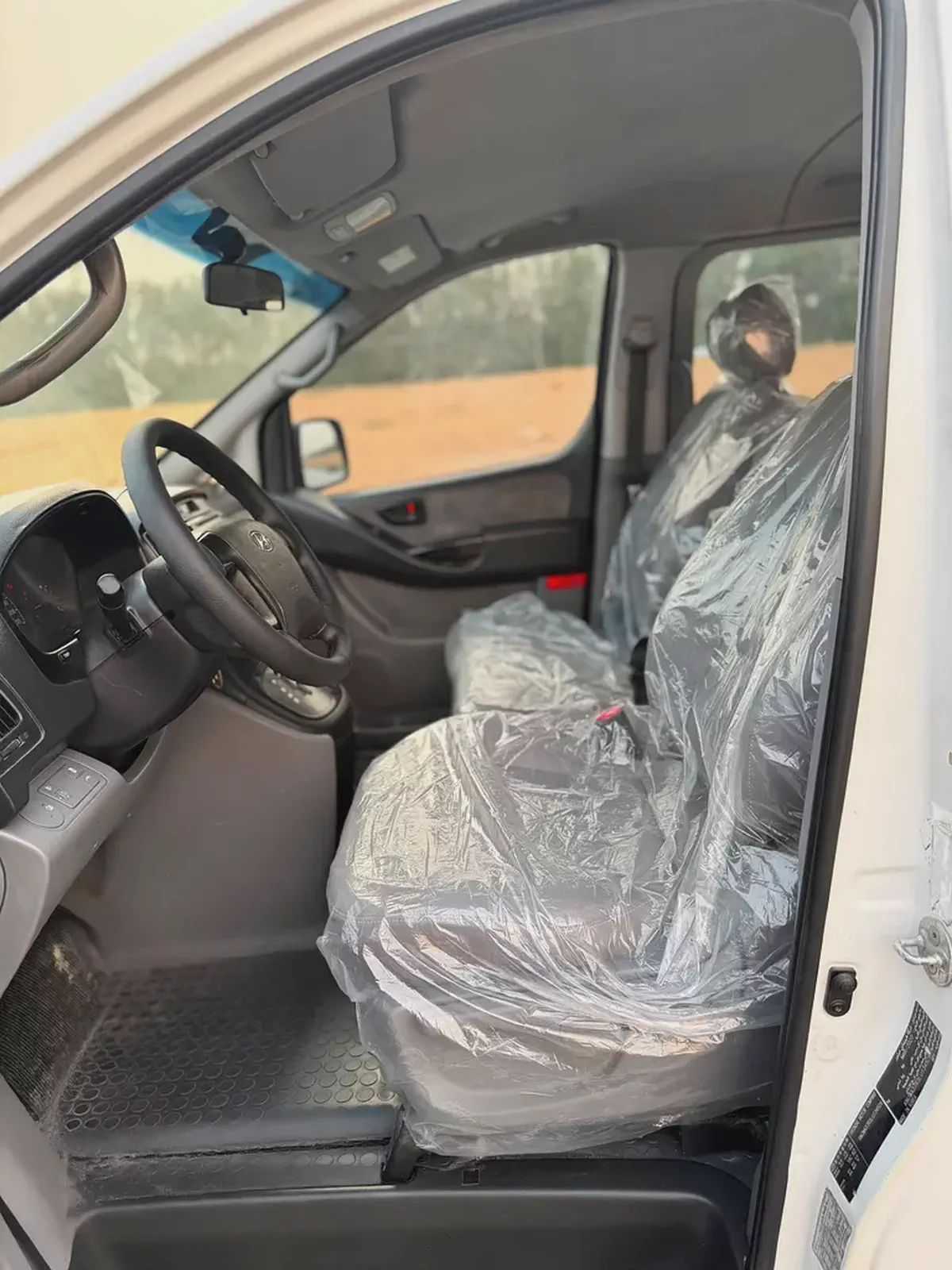 Hyundai H1 2020 GCC Specs - Reliable 9-Seater Passenger Van-16-16