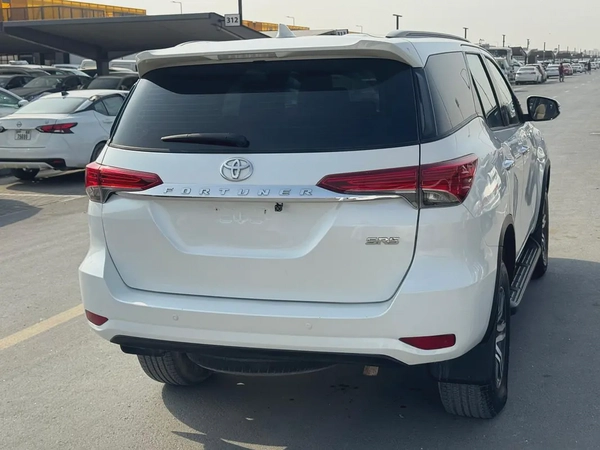 Toyota fortunes 2016 white cooor GCc calen car