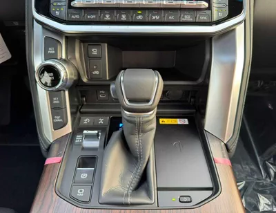 Toyota Land Cruiser VX || 4.0L PETROL V6 / RADAR / BIG DVD / REAR ENTERTAINMENT SCREEN / COOL BOX / FULL OPTION (CODE#VX-17