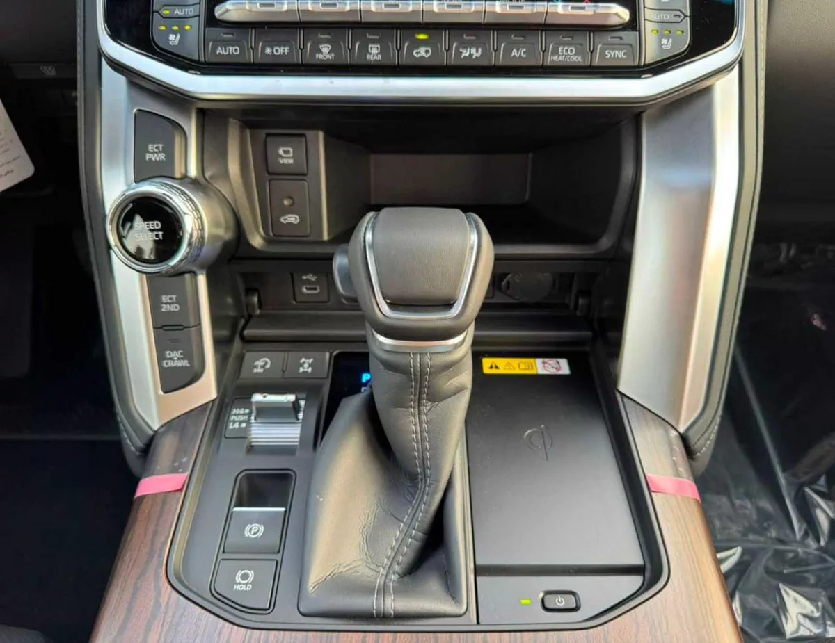Toyota Land Cruiser VX || 4.0L PETROL V6 / RADAR / BIG DVD / REAR ENTERTAINMENT SCREEN / COOL BOX / FULL OPTION (CODE#VX-17-0