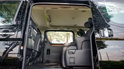 Toyota Granvia PREMIUM 3.5P AT MY2023 – BLACK-12