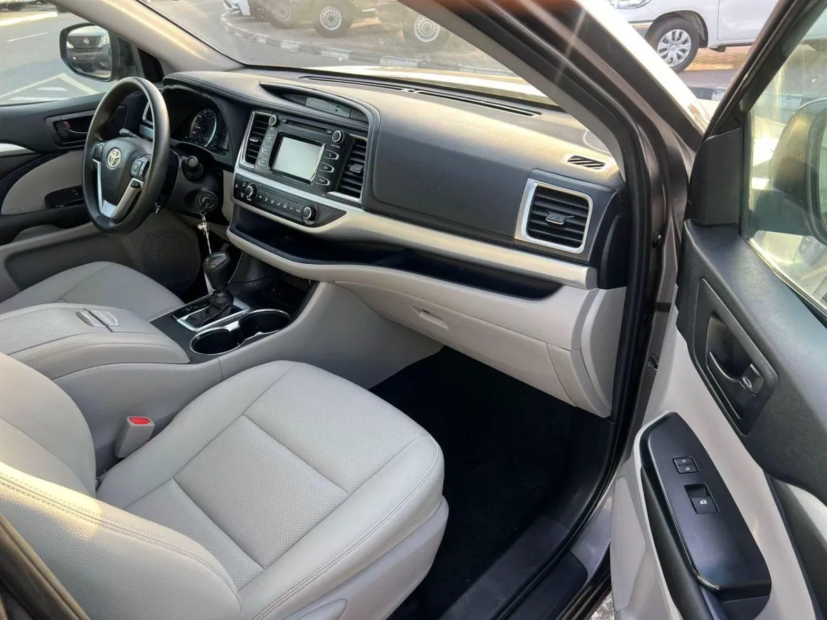 Toyota Highlander LE 2019 Toyota Highlander Mid Option 2.7L V4 - Rear Camera - Leather SEATS-11-0