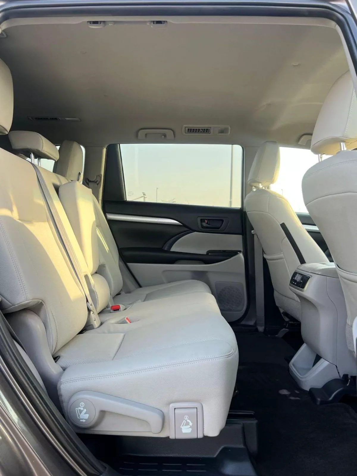 Toyota Highlander LE 2019 Toyota Highlander Mid Option 2.7L V4 - Rear Camera - Leather SEATS-17-0