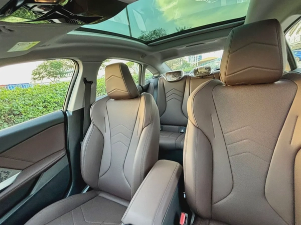 2025 BMW 225i - Chinese Specs - Brand New!