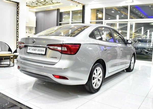 MG 5 ( 2024 Model ) in Silver Color GCC Specs