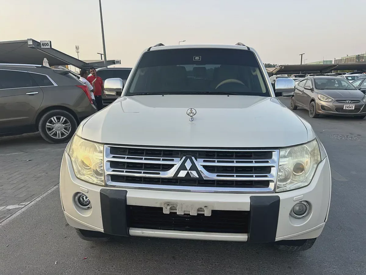 Mitsubshi pajero 2010 white color fullopshin