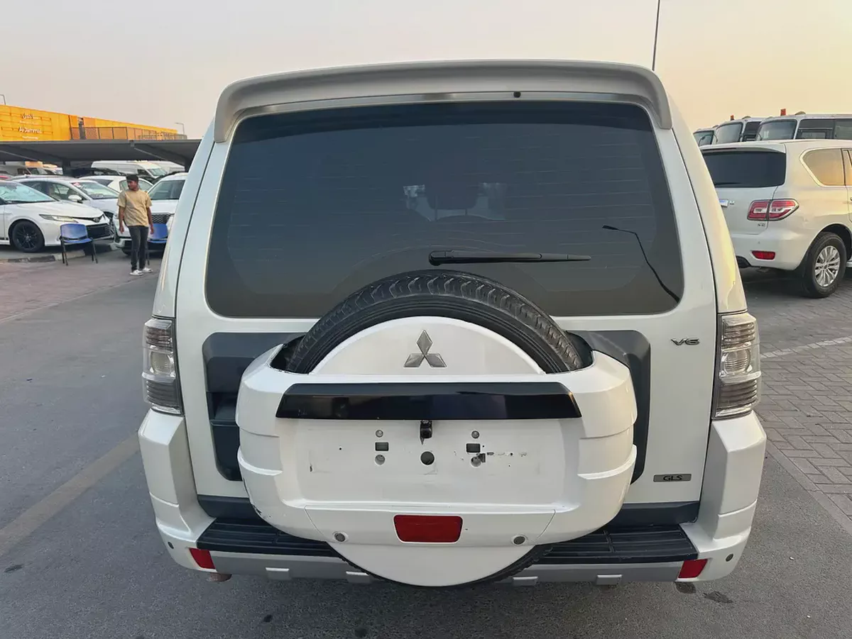 Mitsubshi pajero 2010 white color fullopshin-3-3
