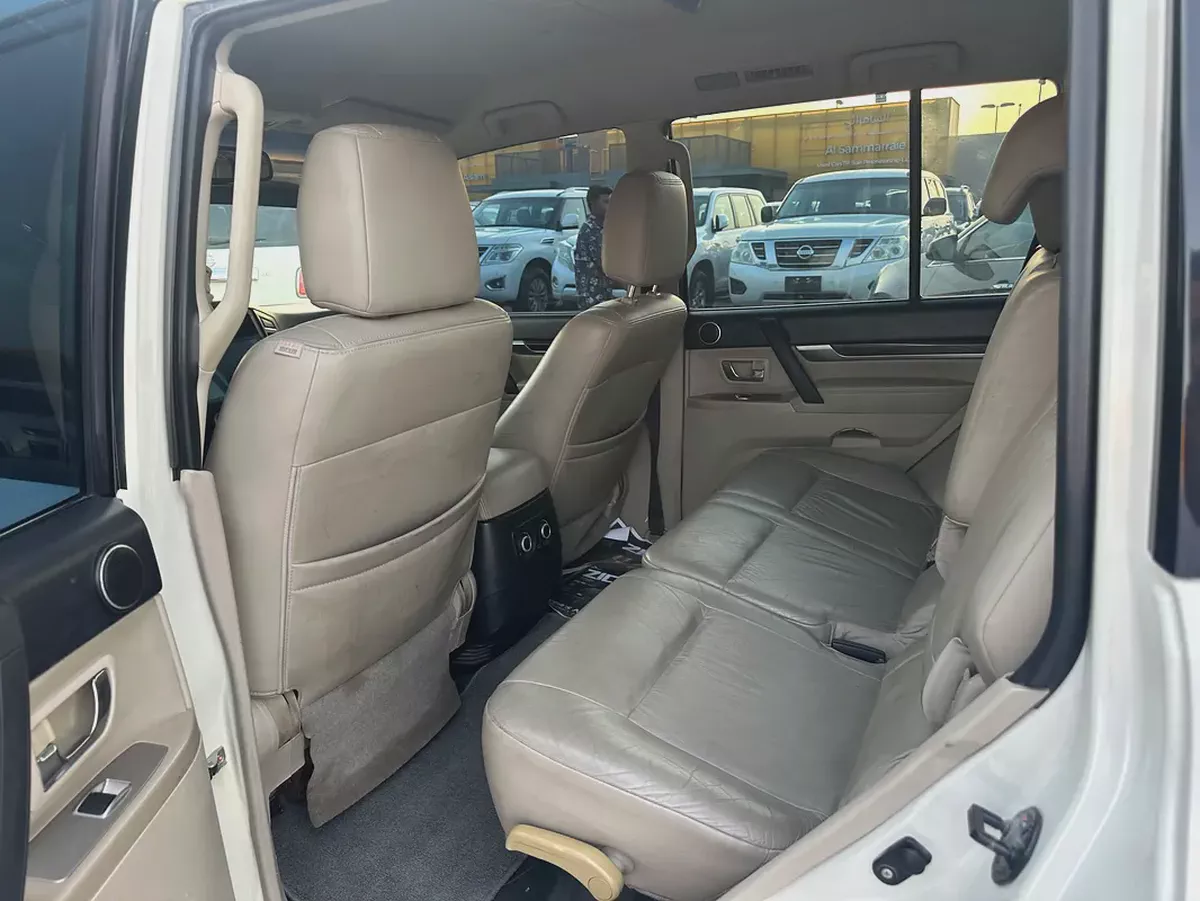 Mitsubshi pajero 2010 white color fullopshin-4-4