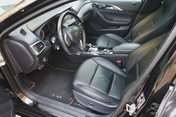 INFINITI Q30S - UNDER WARRANTY - GCC SPECS - FULL SERVICE HISTORY - ACCIDENT FREE -