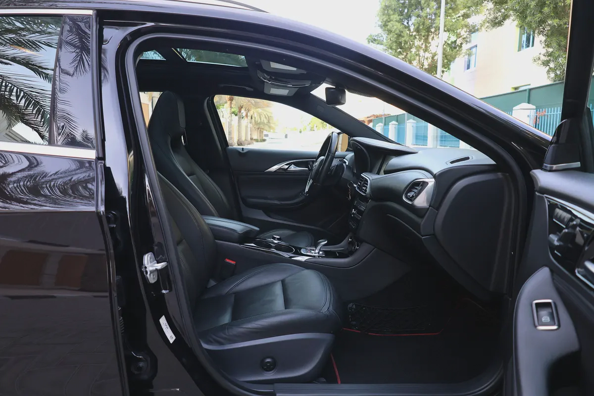 INFINITI Q30S - UNDER WARRANTY - GCC SPECS - FULL SERVICE HISTORY - ACCIDENT FREE --17-17