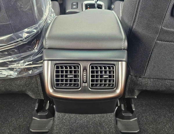 Toyota Hilux SR5 TRD WOOD INTERIOR W VISOR/ BLIND SPOT / DIFFLOCK / DVD+CAMERA (CODE # H6A)