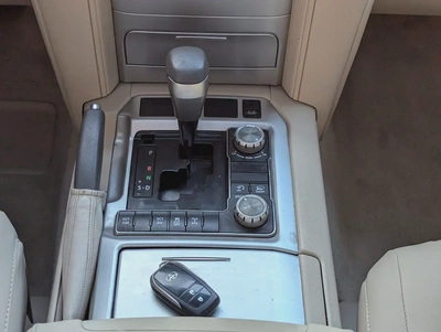 TOYOTA LAND CRUISER 2020 GXR V8 GCC IN EXCELLENT CONDITION-10