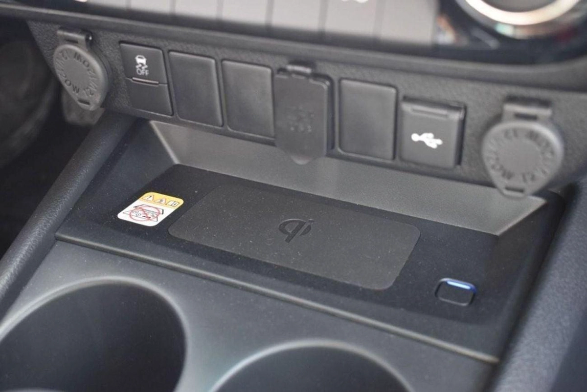 Toyota Hilux TOYOTA HILUX SR5  4X4 2.7L AT, AUTO AC, DISPLAY & RR-11-0