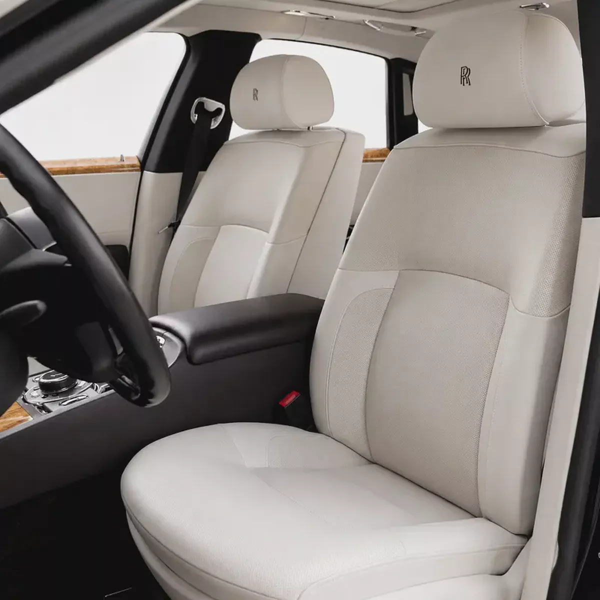 AED 309,950 CASH • Rolls-Royce Ghost  • 1 Year Warranty-12-12