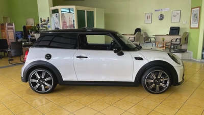 Mini Cooper S Gcc Specs Full Option 100% Original Paint Single Owner Under Warranty Well Maintained-5