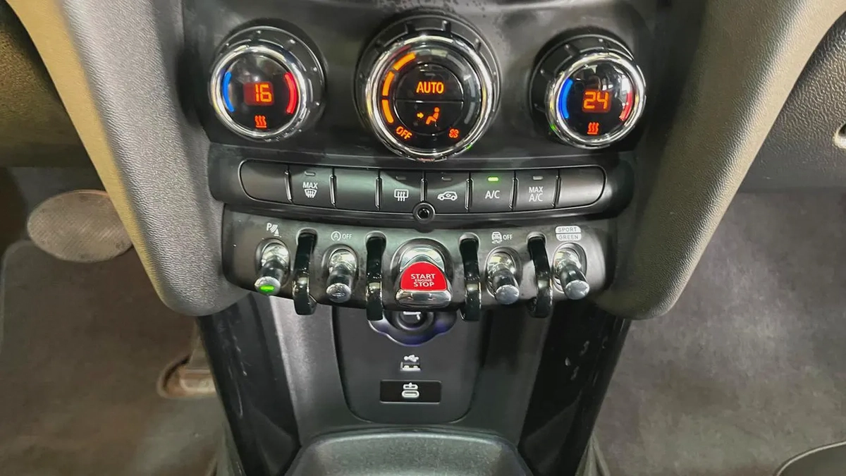 Mini Cooper S Gcc Specs Full Option 100% Original Paint Single Owner Under Warranty Well Maintained-16-16