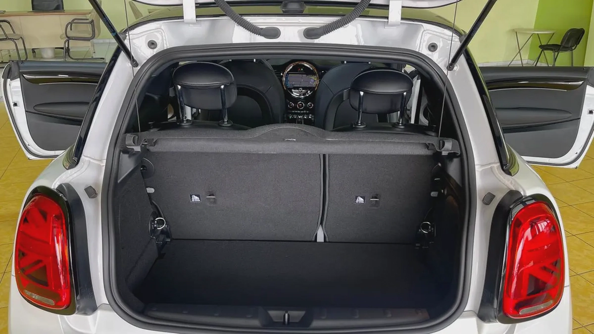 Mini Cooper S Gcc Specs Full Option 100% Original Paint Single Owner Under Warranty Well Maintained-18-18