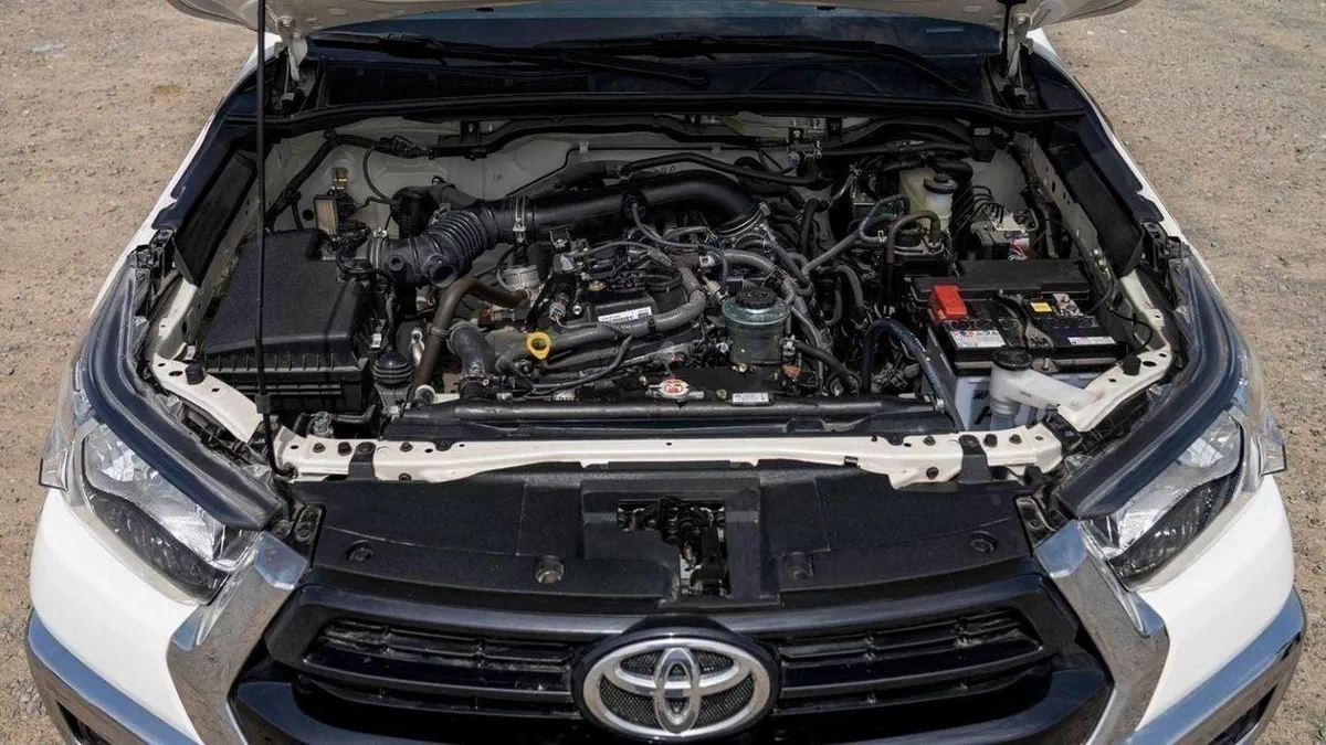Toyota Hilux GLX DC 2.7P AT  mid option 4X4 MY2025 – WHITE-18-0