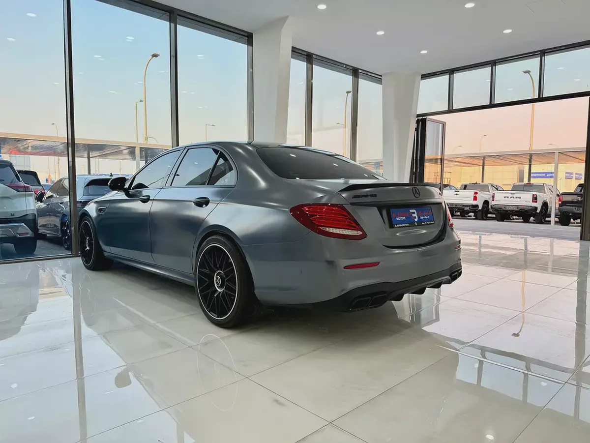 مرسيدس بنز E63 رمادي / اسود 2019-2-2