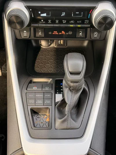 Toyota RAV4 LE RAV4 2.5L 4WD 2024-8