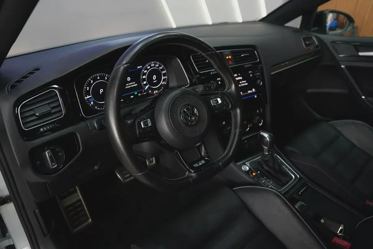 2018 - VOLKSWAGEN GOLF R - V4 for 77,000.00 AED-10-10