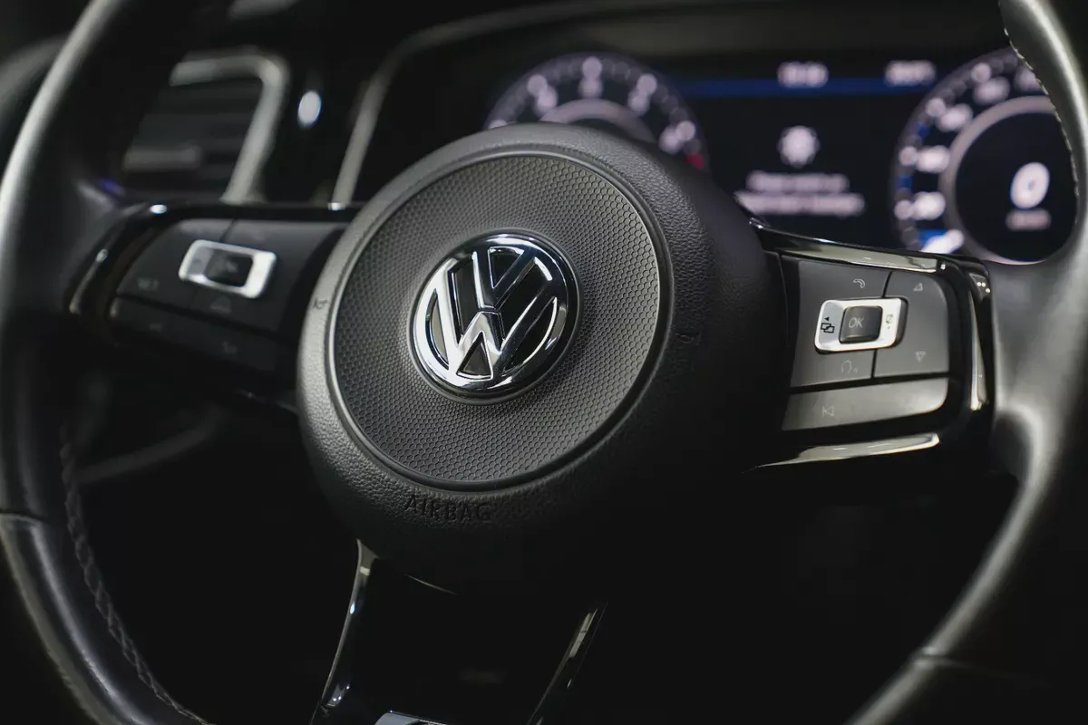 2018 - VOLKSWAGEN GOLF R - V4 for 77,000.00 AED-16-16