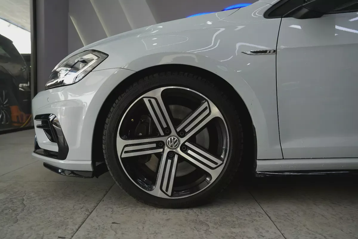 2018 - VOLKSWAGEN GOLF R - V4 for 77,000.00 AED-6-6