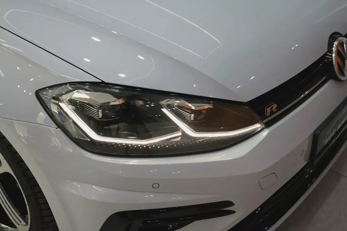 2018 - VOLKSWAGEN GOLF R - V4 for 77,000.00 AED-7-7