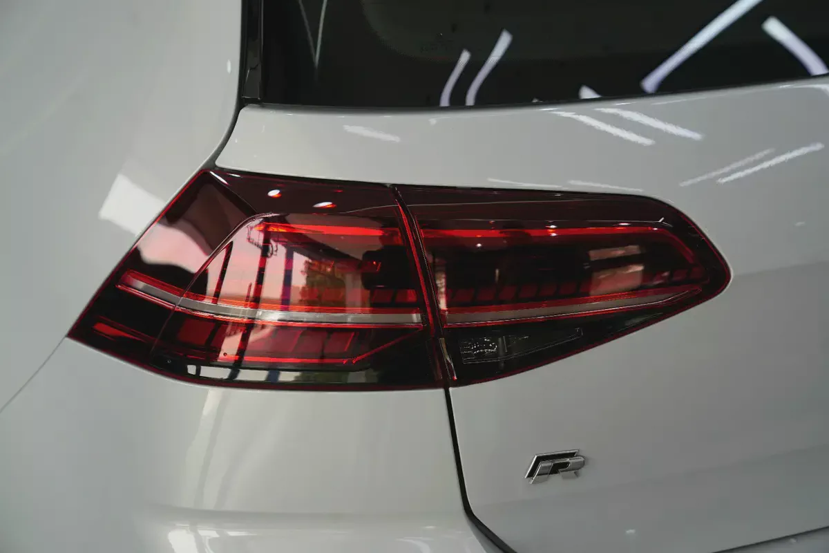 2018 - VOLKSWAGEN GOLF R - V4 for 77,000.00 AED-8-8