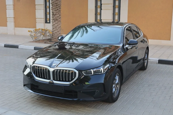 BMW 530I-2025-3000KM-GCC SPECS-UNDER WARRANTY  SERVICE -EXCELLENT CONDITION