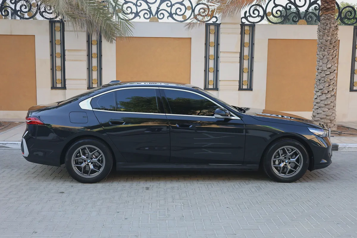 BMW 530I-2025-3000KM-GCC SPECS-UNDER WARRANTY  SERVICE -EXCELLENT CONDITION-6-6