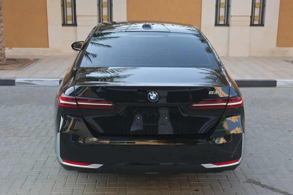 BMW 530I-2025-3000KM-GCC SPECS-UNDER WARRANTY  SERVICE -EXCELLENT CONDITION