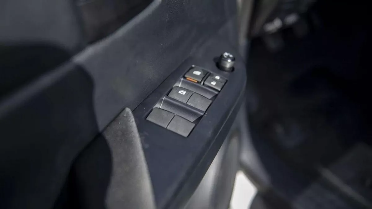 Toyota Hilux GL HILUX 2.4L MED OPTION-11-0