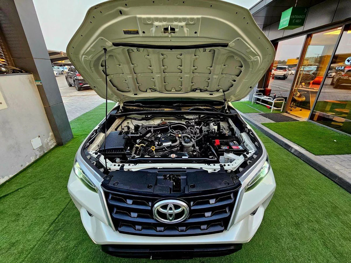 Toyota Fortuner EXR FORTUNER EXR / V4 2.7L / LEATHER SEATS / DVD CAMERA / LOW MILEAGE-9-0