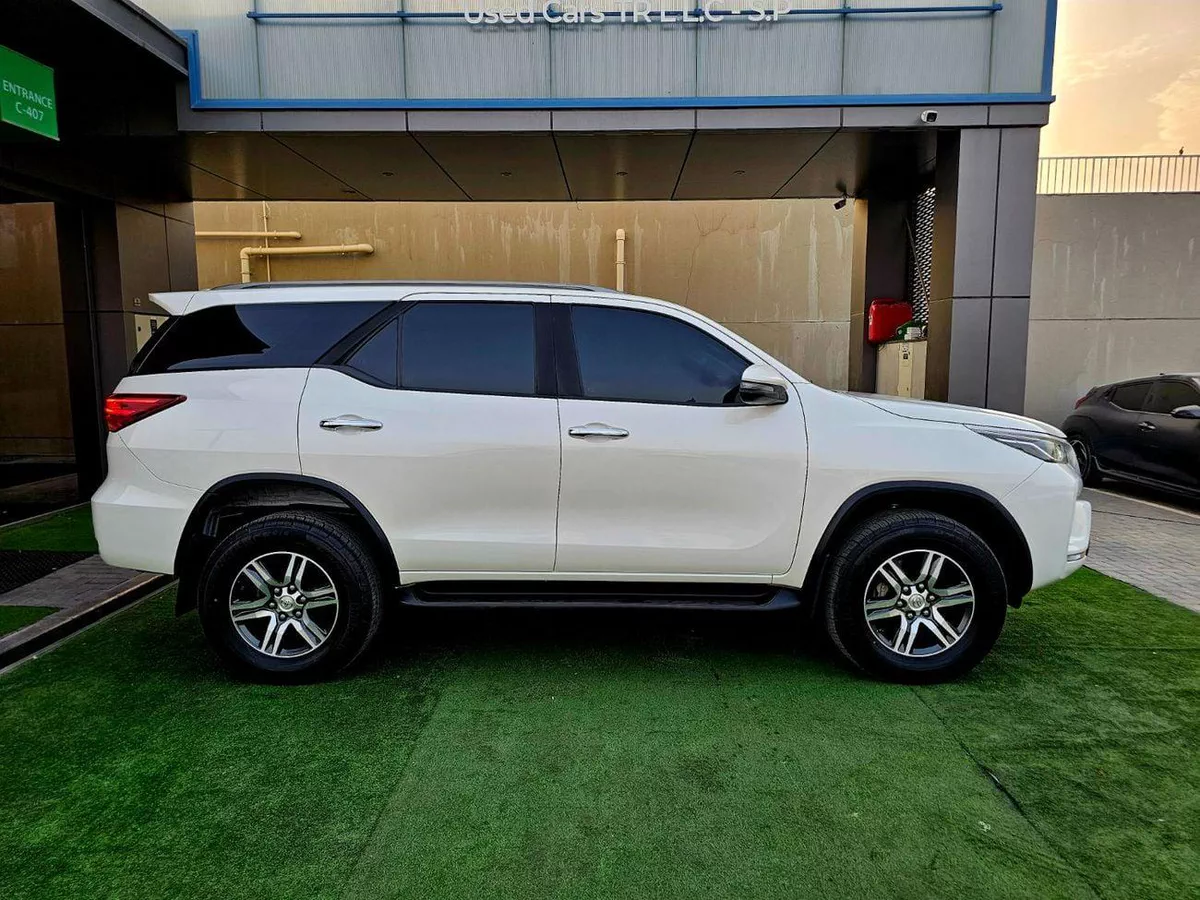 Toyota Fortuner EXR FORTUNER EXR / V4 2.7L / LEATHER SEATS / DVD CAMERA / LOW MILEAGE-3-0