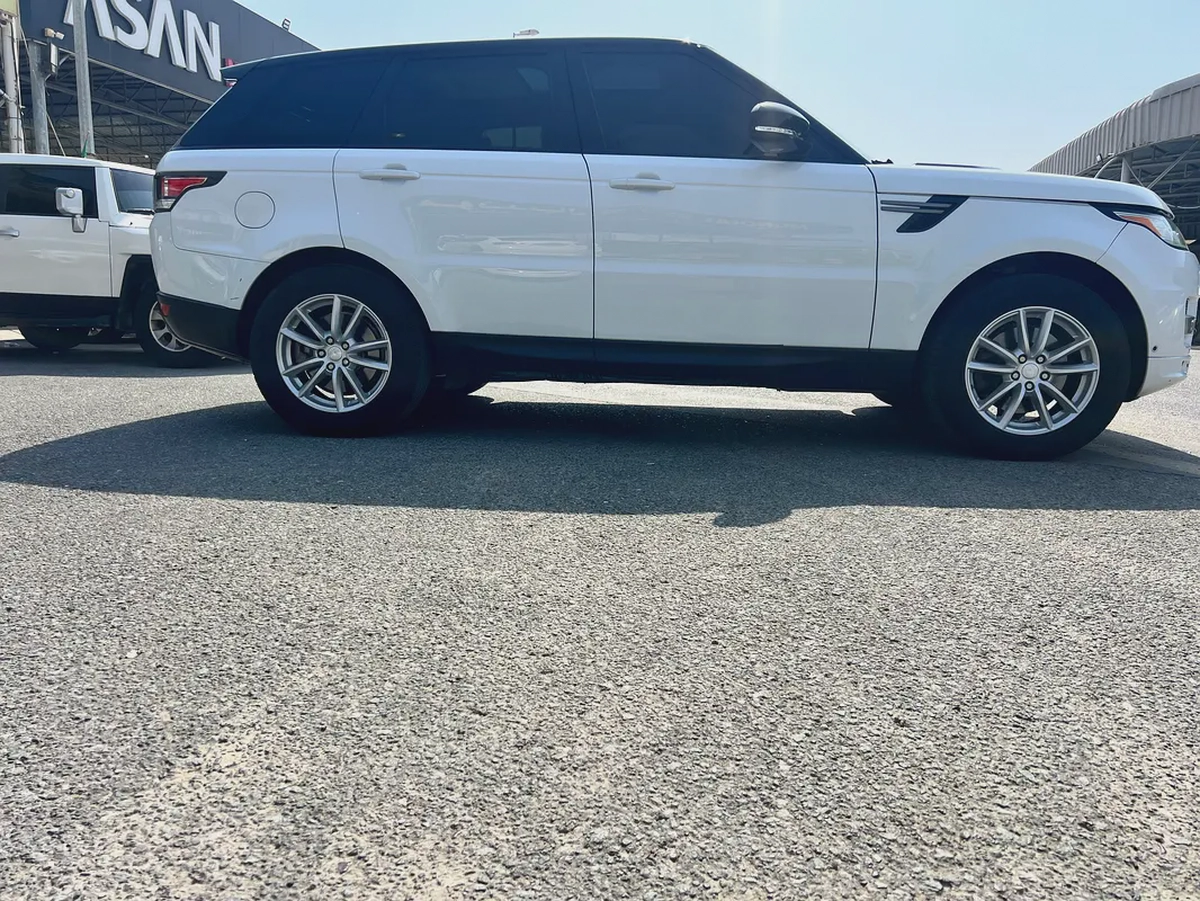 Land Rover Range Rover Sport HSE 2017 - American Specs - Excellent Condition-4-4