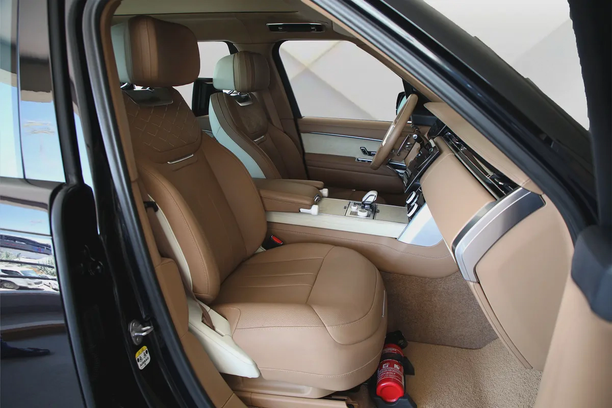 RANGE ROVER VOGUE SV - 2023 - GCC - LOW MILEAGE - FULLY LOADED - AMAZING CONDITION-10-10