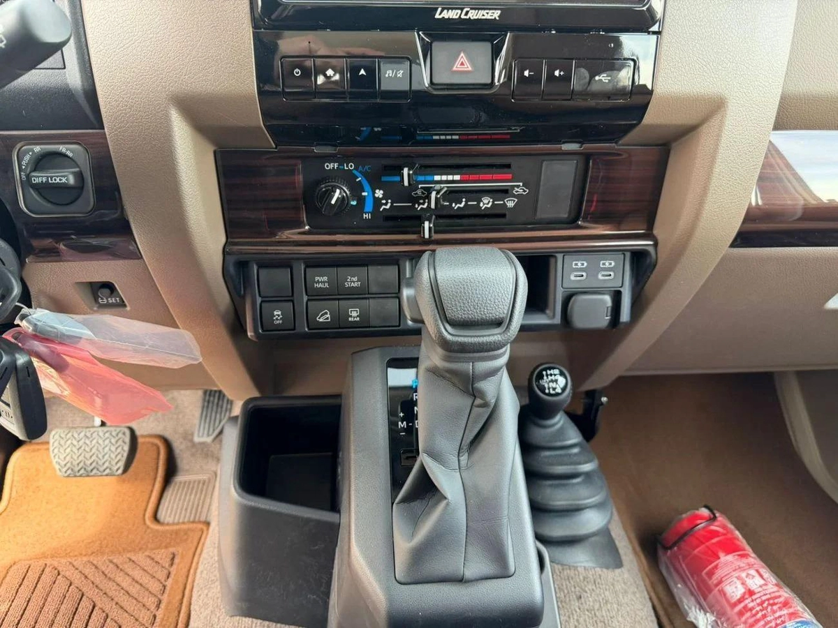 Toyota Land Cruiser 70  LC 76 Petrol 4.0L Full Option Automatic Model 2025 Omani Specifications