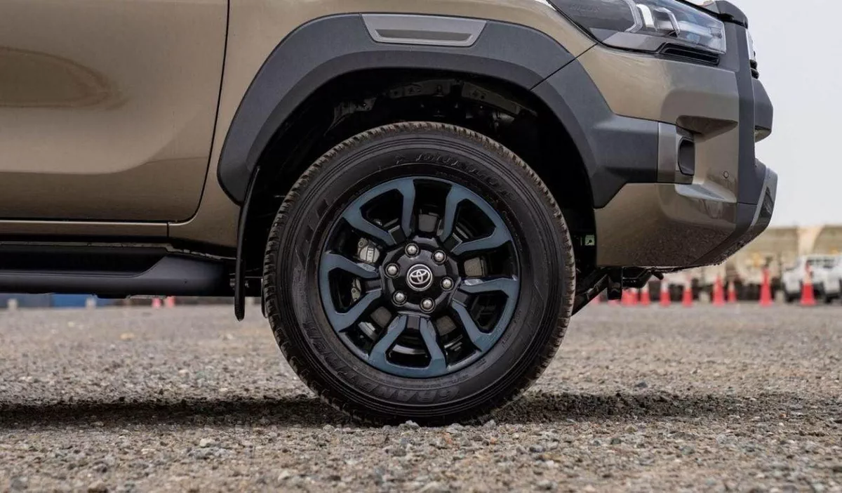 Toyota Hilux ADVENTURE-13-0