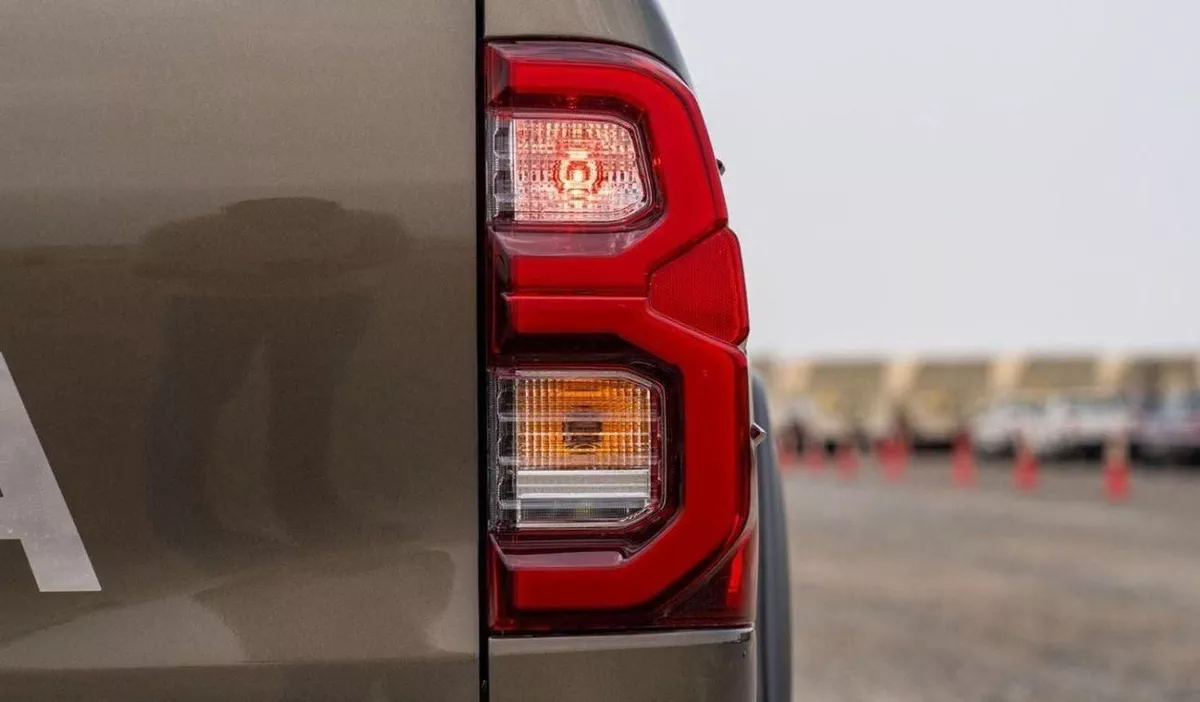 Toyota Hilux ADVENTURE-8-0
