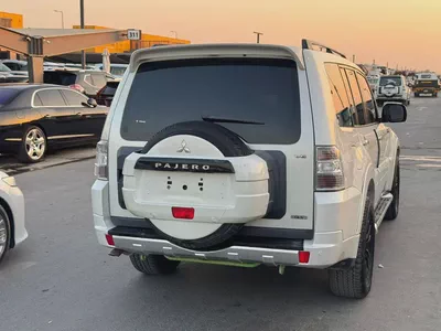 Mitsubshi pajero 2010 whitecooor fullopshin calen car-3