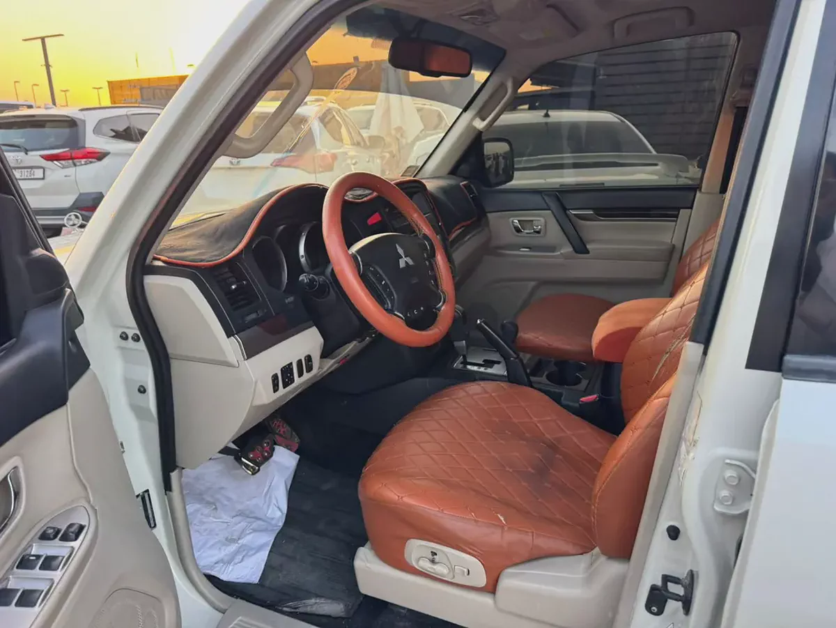 Mitsubshi pajero 2010 whitecooor fullopshin calen car-11-11
