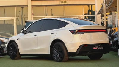 Tesla Model Y Long Range Dual Motors 2025 | GCC Specs | Under warranty-4